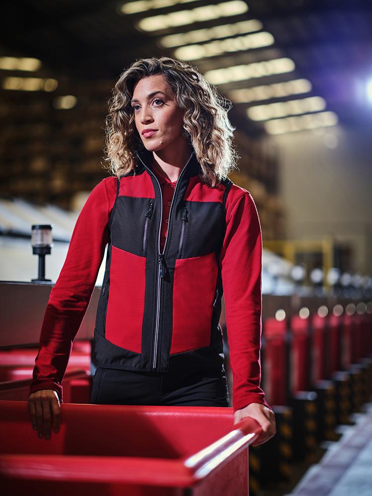 TRA907_Regatta_Evolve_Softshell-Bodywarmer_Model2